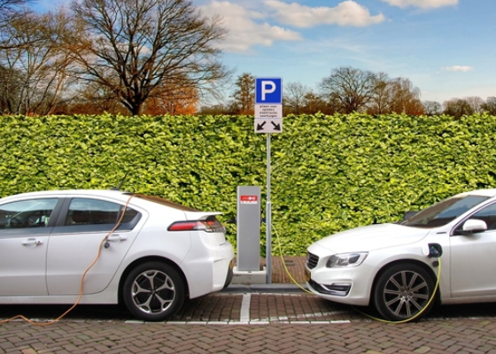 Nobel Laureate Foresees the Demise of Gas Stations by 2050, Ushering in the Era of Electric Vehicles